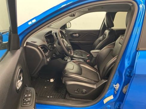 Used 2022 Jeep Cherokee Trailhawk image 9