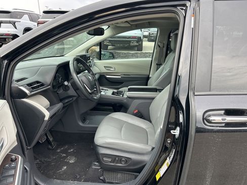 Used 2024 Toyota Sienna XLE image 9