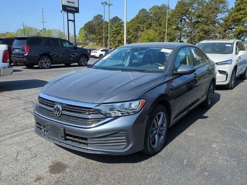 Used 2024 Volkswagen Jetta SE image 2