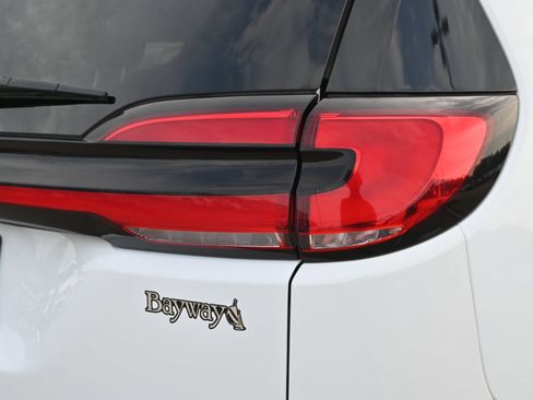Used 2023 Chrysler Pacifica Touring-L FWD image 22