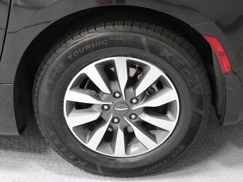 Used 2023 Chrysler Pacifica Touring-L FWD image 18