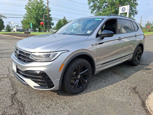 Used 2024 Volkswagen Tiguan SE R-Line AWD/4WD image 3