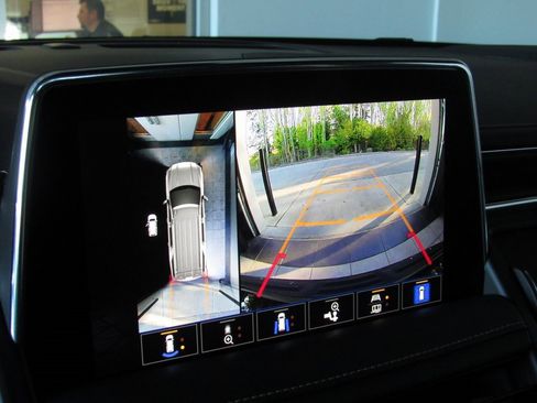 Used 2024 GMC Yukon XL SLT w/ SLT Luxury Package image 33