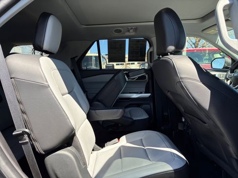 Used 2021 Ford Explorer XLT w/ Equipment Group 202A image 18