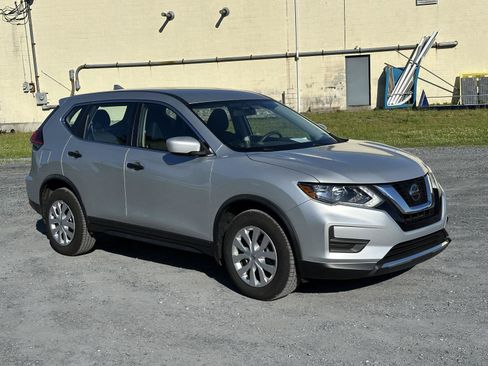 Used 2018 Nissan Rogue S AWD/4WD image 2