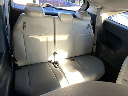 Used 2025 Toyota Sienna XLE image 19