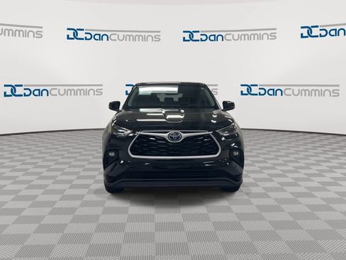 Used 2024 Toyota Highlander LE AWD/4WD image 3