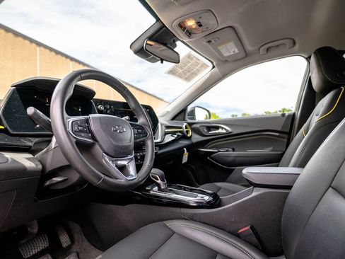 Certified 2025 Chevrolet Trax ACTIV w/ Driver Confidence Package FWD image 5