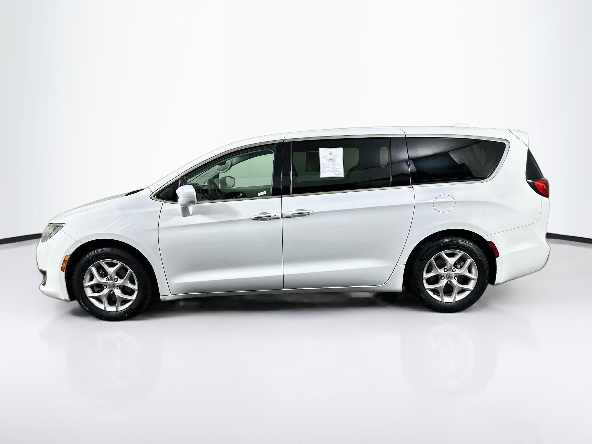 Used 2018 Chrysler Pacifica Touring Plus w/ Tire & Wheel Group FWD image 4