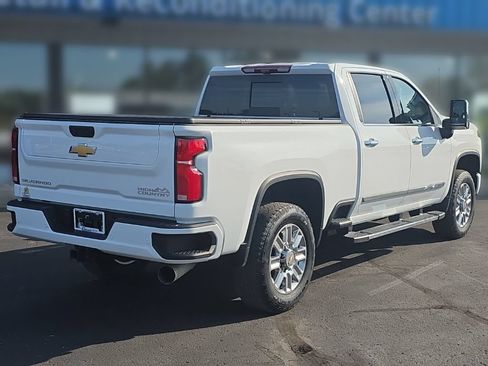 Used 2025 Chevrolet Silverado 2500 High Country w/ High Country Premium Package AWD/4WD image 8