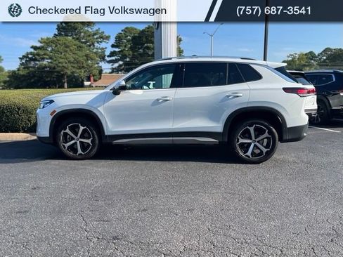 Used 2025 Volkswagen Tiguan SE AWD/4WD image 4