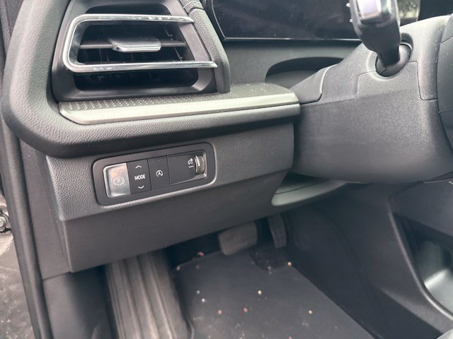 Used 2025 Chevrolet Traverse LT FWD image 11