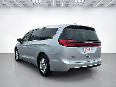 Used 2024 Chrysler Pacifica Touring-L image 6