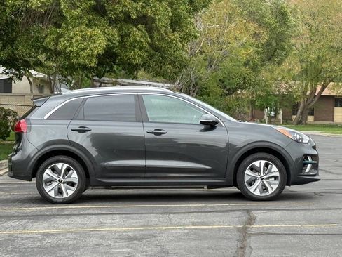 Used 2022 Kia Niro EX FWD image 4