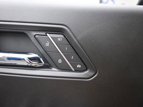 New 2025 GMC Canyon Denali w/ LPO, Denali Black Edition image 17