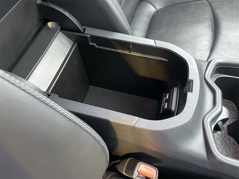 Used 2021 Toyota RAV4 XLE Premium image 32