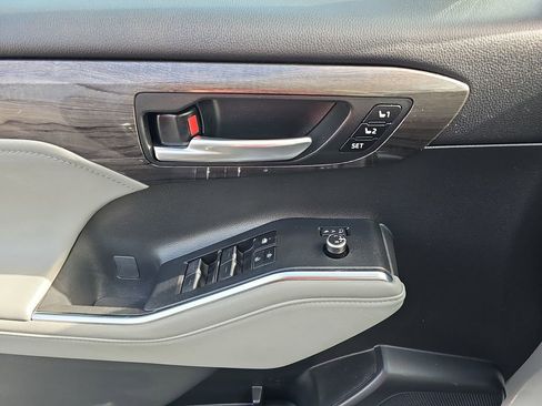 Used 2024 Toyota Highlander Platinum image 33