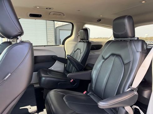 Used 2023 Chrysler Pacifica Touring-L image 15
