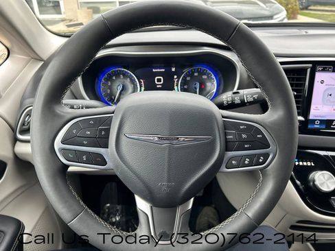 Used 2024 Chrysler Pacifica Touring-L FWD image 18
