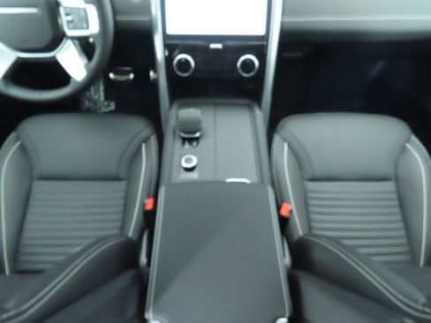 Used 2024 Land Rover Discovery Dynamic SE image 16