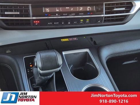 Used 2025 Toyota Sienna XLE image 19