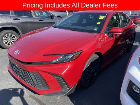 Used 2025 Toyota Camry SE FWD image 1