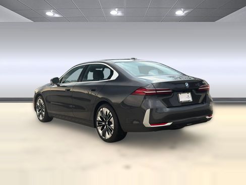 Used 2026 BMW 530i w/ Premium Package RWD image 3