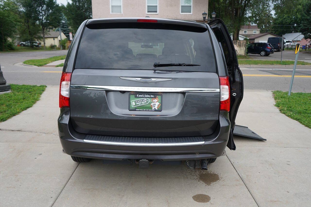 Used 2016 Chrysler Town & Country Touring w/ Driver Convenience Group FWD image 25