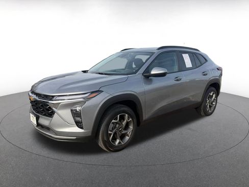 Used 2025 Chevrolet Trax LT FWD image 4