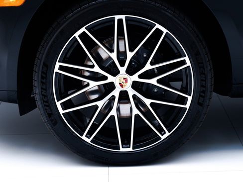 Certified 2026 Porsche Macan AWD/4WD image 12