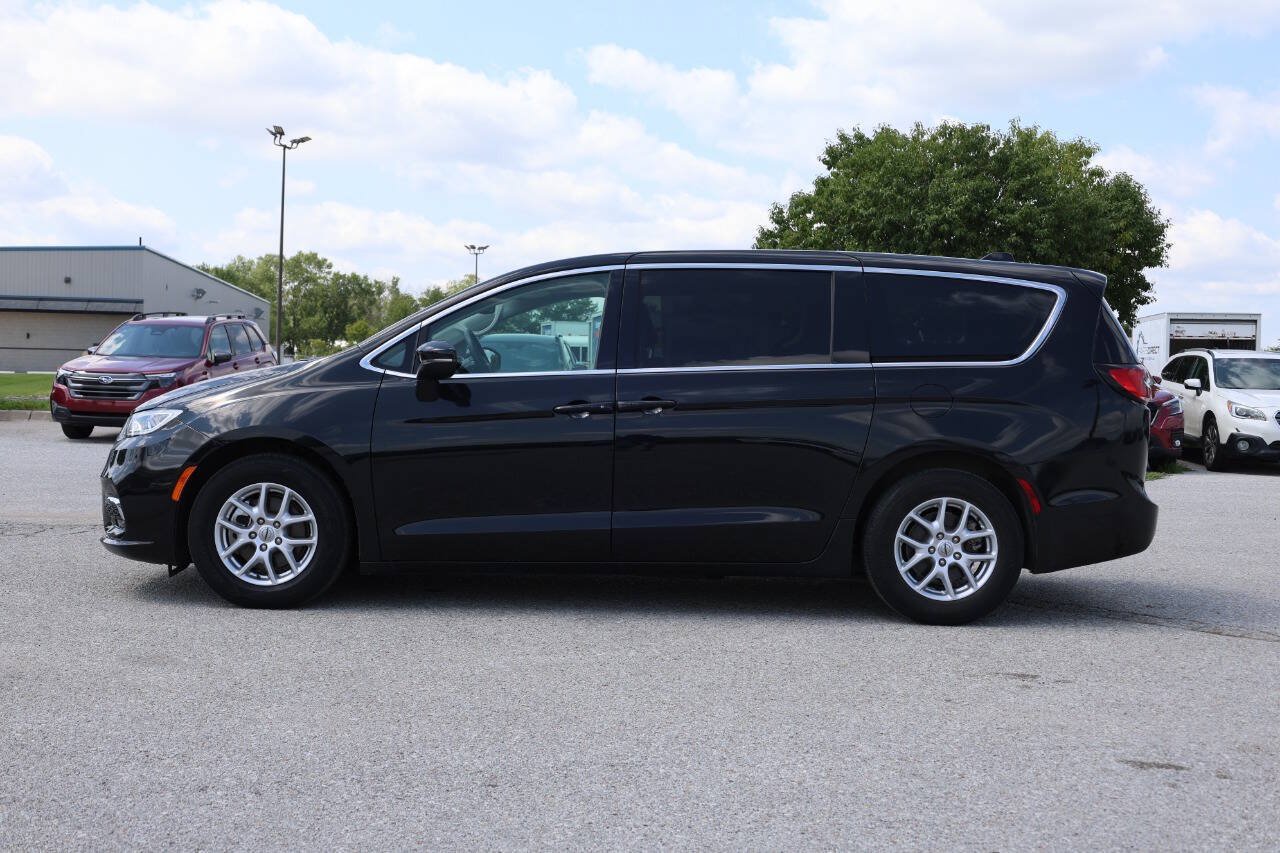 Used 2023 Chrysler Pacifica Touring-L FWD image 8