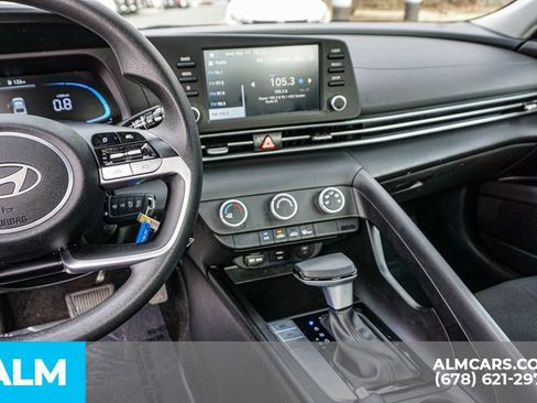 Used 2025 Hyundai Elantra SE image 32