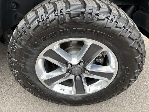 Used 2019 Jeep Wrangler Unlimited Sahara AWD/4WD image 4
