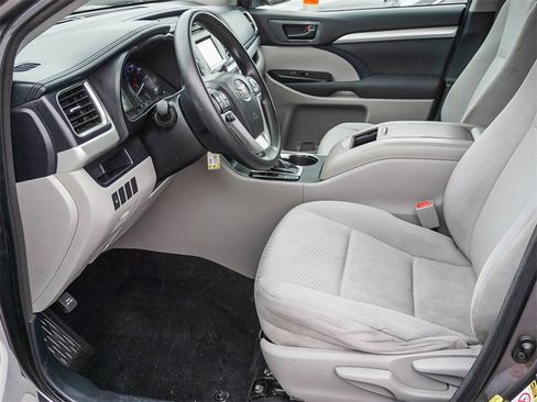 Used 2014 Toyota Highlander LE image 17