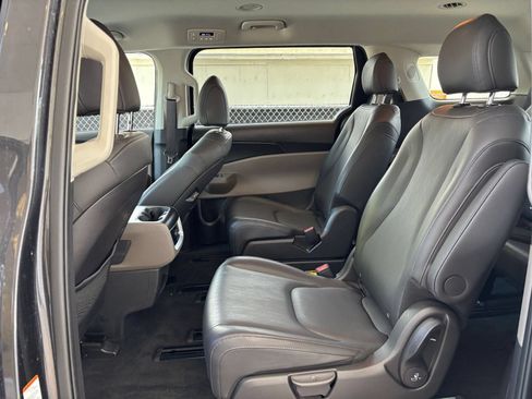 Used 2026 Kia Carnival FWD image 28