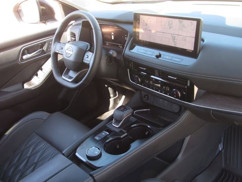 Used 2025 Nissan Rogue Platinum w/ Platinum Premium Package AWD/4WD image 10
