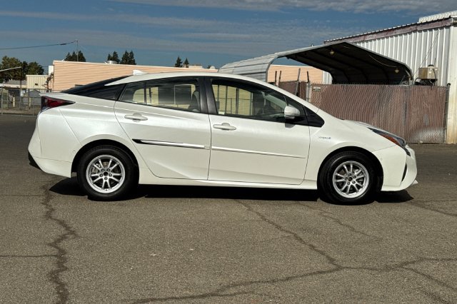 Used 2018 Toyota Prius Three FWD image 3