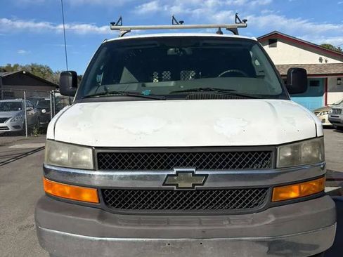 Used 2018 Chevrolet Express 2500 Van 3D image 3