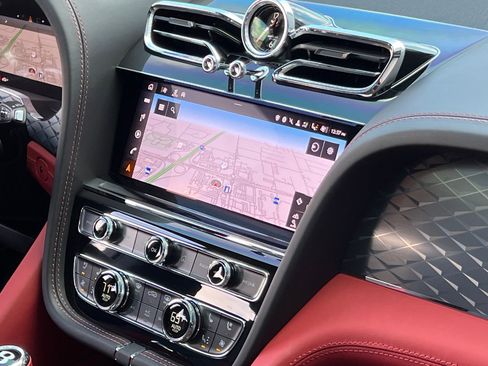 Used 2024 Bentley Bentayga AWD/4WD image 42