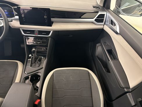 Used 2025 Volkswagen Taos SE w/ Panoramic Sunroof Package FWD image 26
