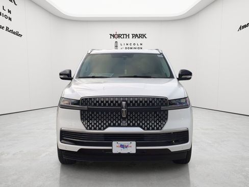 New 2026 Lincoln Navigator Premiere AWD/4WD image 8