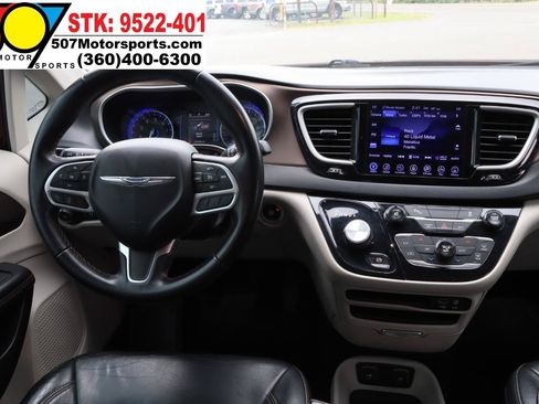 Used 2017 Chrysler Pacifica Touring-L FWD image 19