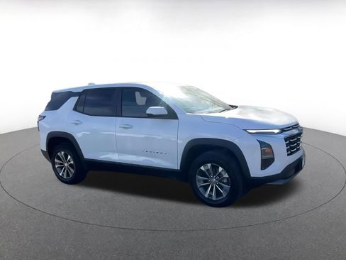 Used 2025 Chevrolet Equinox LT image 2