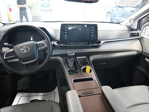 Used 2021 Toyota Sienna XLE w/ XLE Plus Package FWD image 14