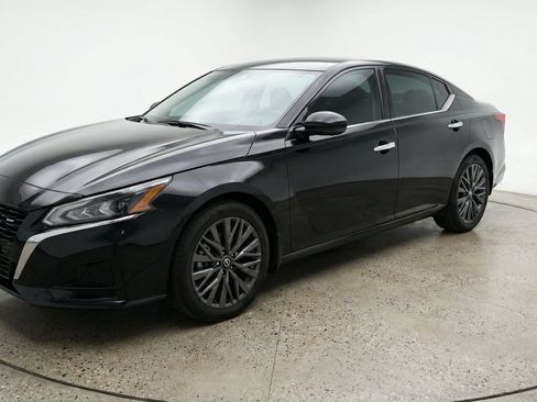 Used 2025 Nissan Altima 2.5 SV FWD image 3