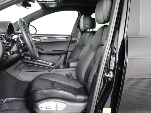 Used 2025 Porsche Macan image 5
