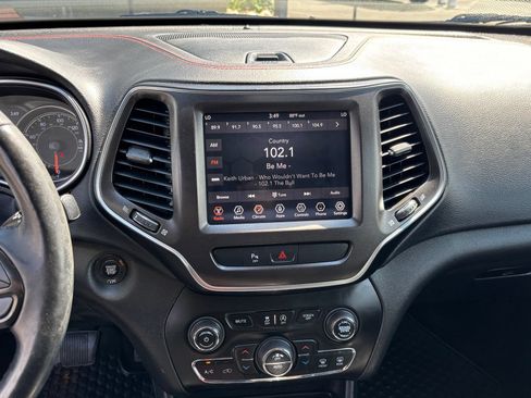 Used 2019 Jeep Cherokee Trailhawk w/ Cold Weather Group AWD/4WD image 16