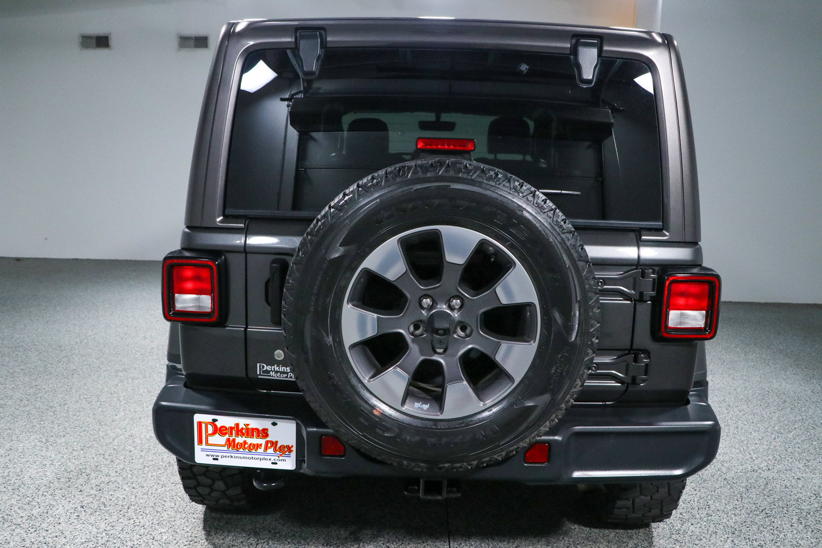 Used 2018 Jeep Wrangler Unlimited Sahara AWD/4WD image 8