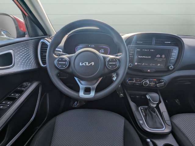 Used 2025 Kia Soul LX w/ LX Technology Package FWD image 15