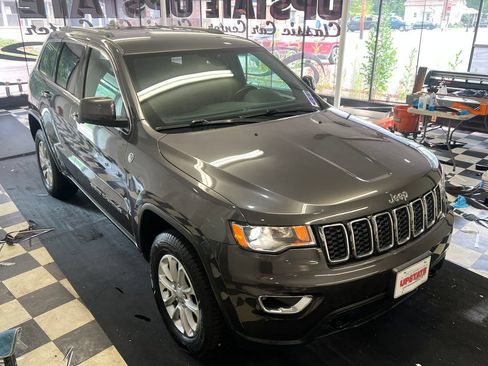 Used 2021 Jeep Grand Cherokee Laredo AWD/4WD image 17